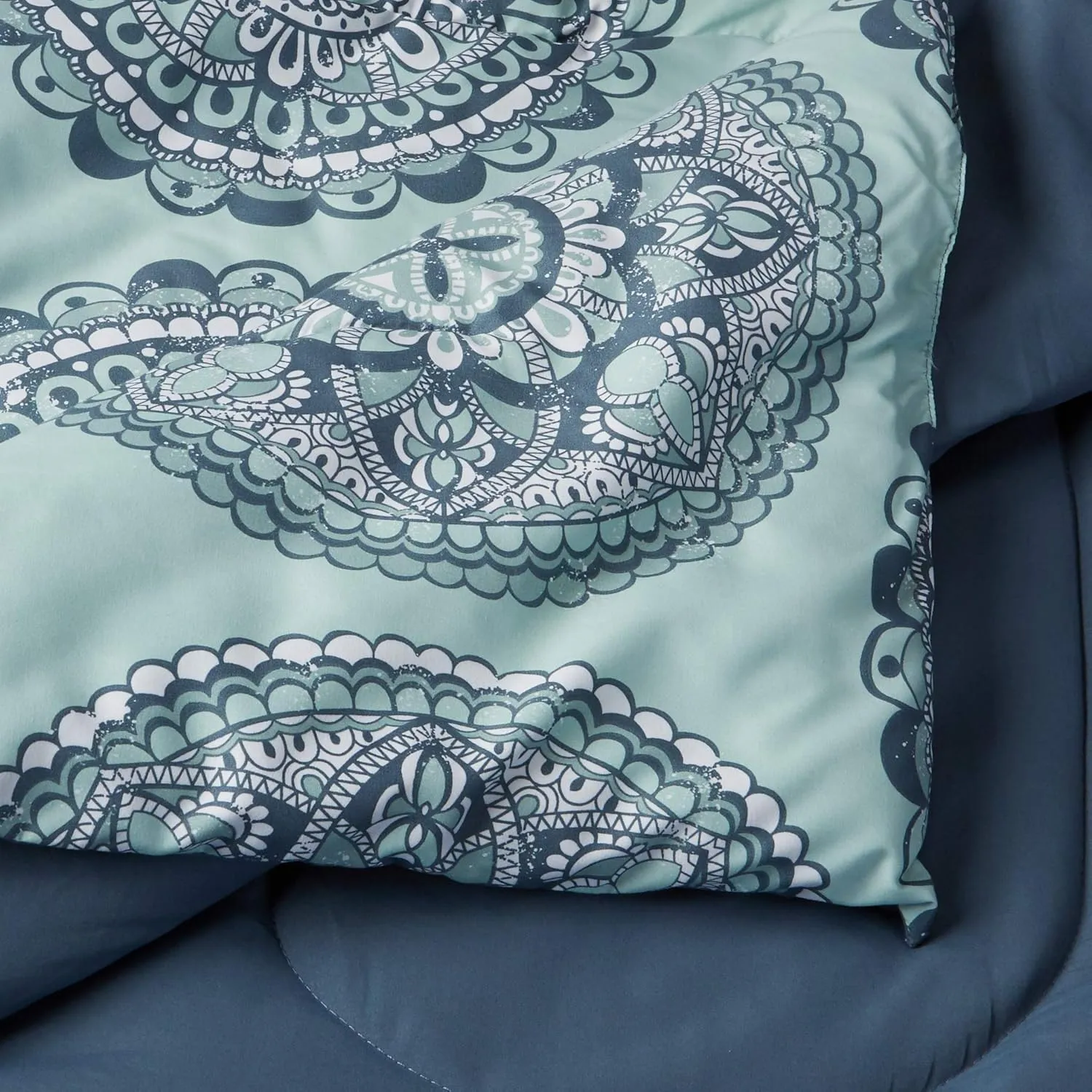 Amazon Basics 10-Piece Bed-in-a-Bag - Soft, Easy-Wash Microfiber - Full/Queen, Sea Foam Medallion, Floral