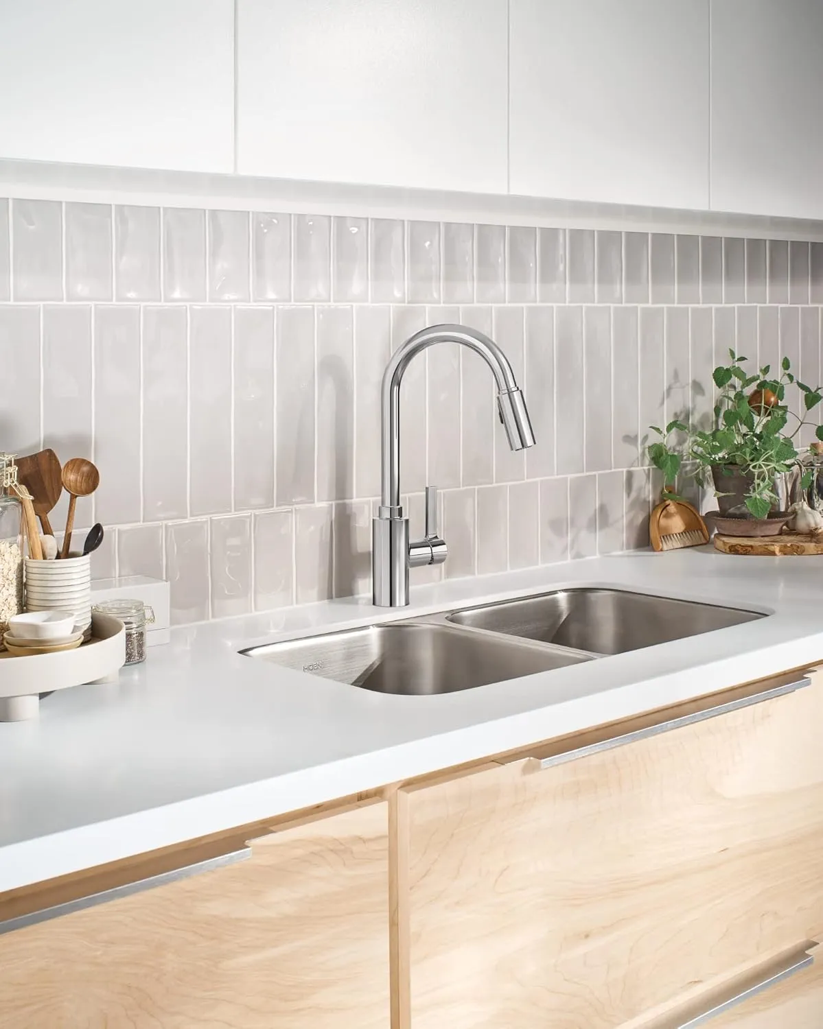 Moen Genta LX Chrome One-Handle Modern Kitchen Faucet with Pull Down Sprayer, Reflex Docking Head, Faucet for Kitchen Sink with Power Boost for a Faster Clean, 7882