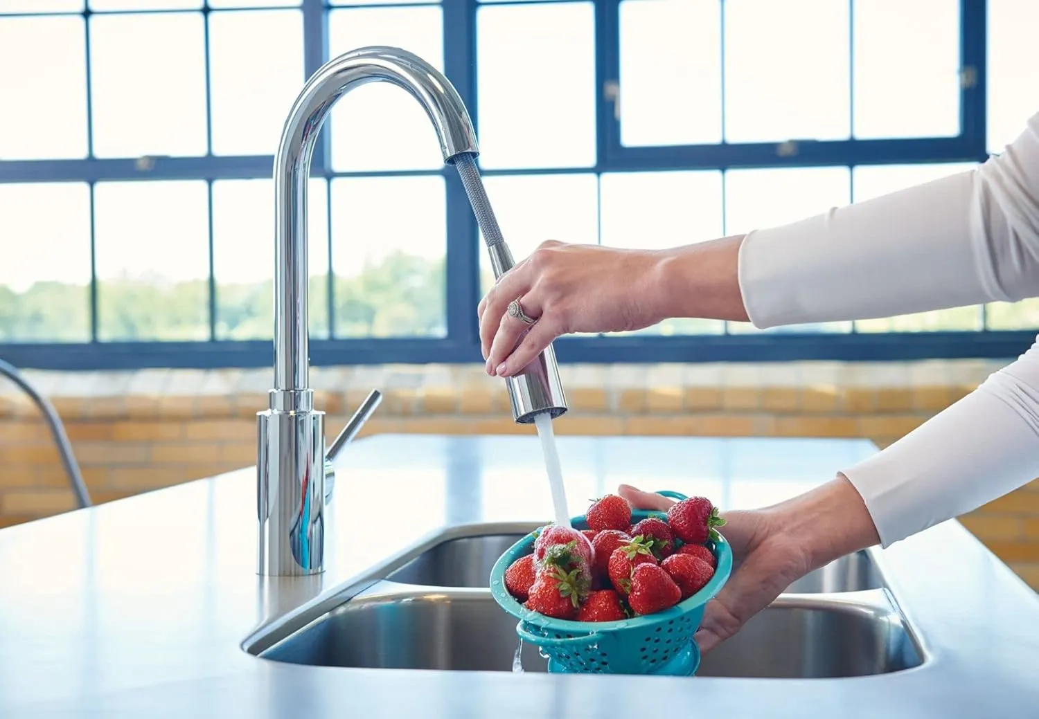 Moen Genta LX Chrome One-Handle Modern Kitchen Faucet with Pull Down Sprayer, Reflex Docking Head, Faucet for Kitchen Sink with Power Boost for a Faster Clean, 7882